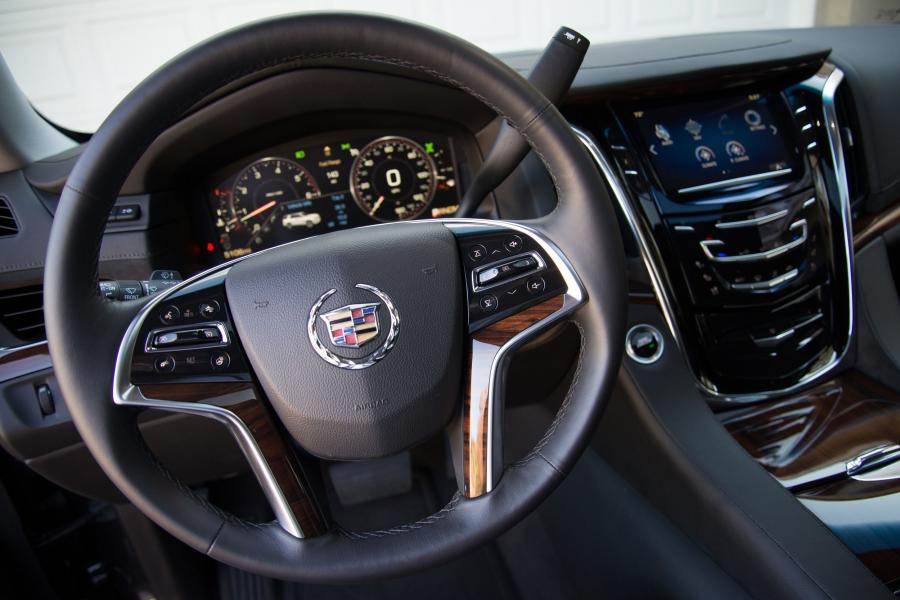  Cadillac Escalade 4WD Luxury 2015 года  (фото 27 из 42)